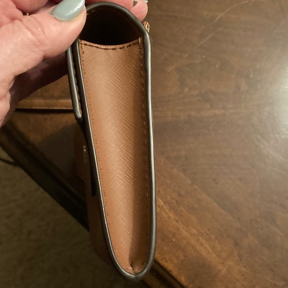 Michael Kors NWOT Tan Compact Envelope Style Convertible Crossbody / Clutch. - Picture 7 of 11